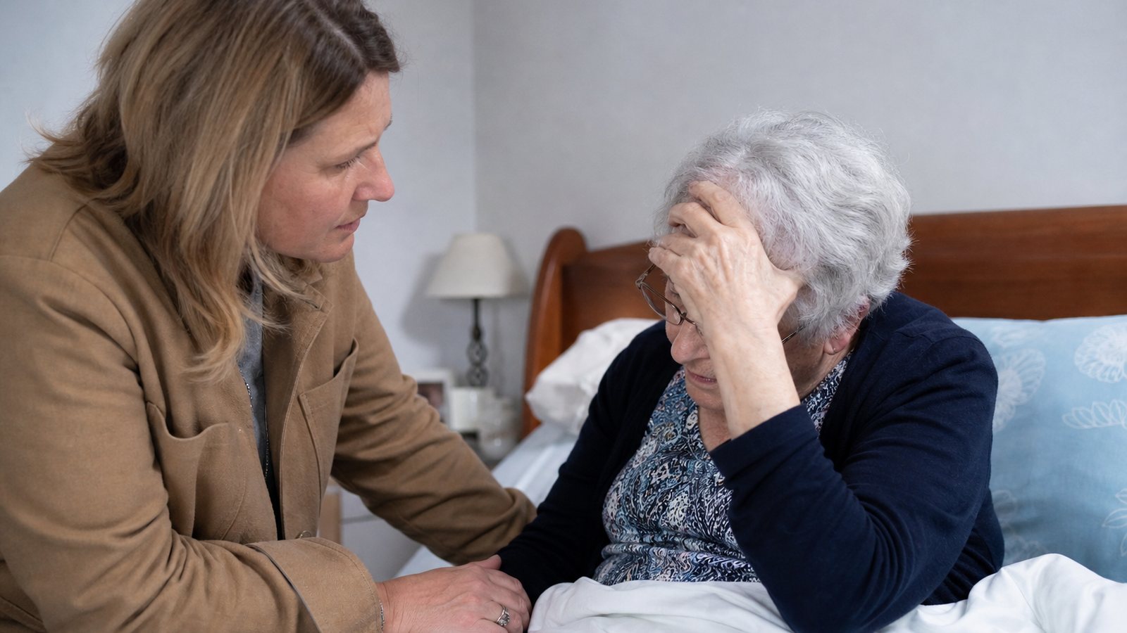 Intervenante inquiète relevant un point de vigilance auprès d'une personne âgée fragile
